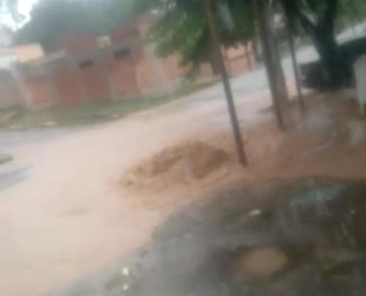 Chuva causa transtornos no Nova Fortaleza II; população reclama de bueiros entupidos