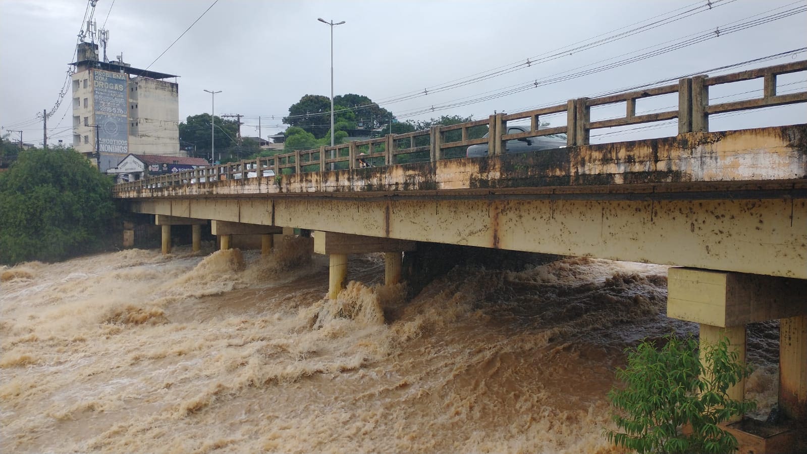 Situação do Rio Itapecerica em Divinópolis que está 5,10m acima do leito normal