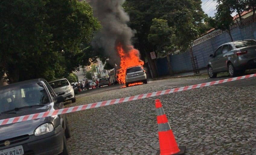 Carro pega fogo no bairro Sidil em Divinópolis