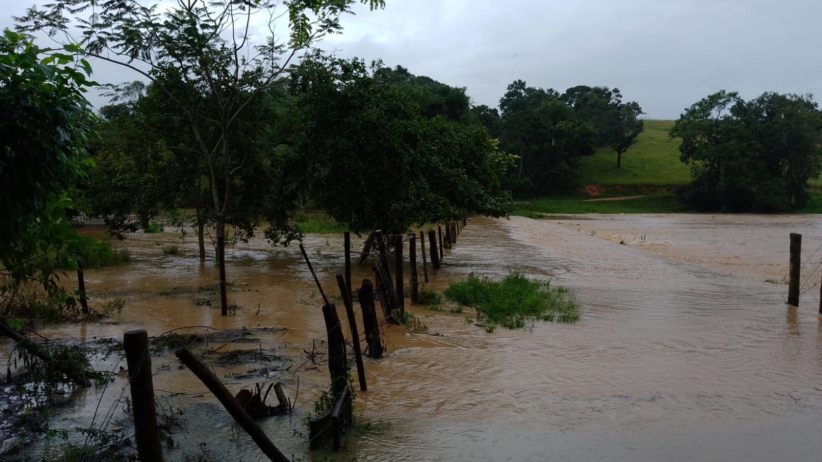 Forte chuva alaga zona rural de Divinópolis