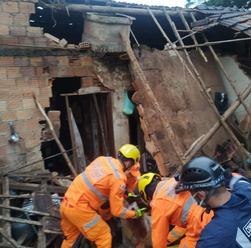 Casa desaba e idosa fica ferida em Pará de Minas