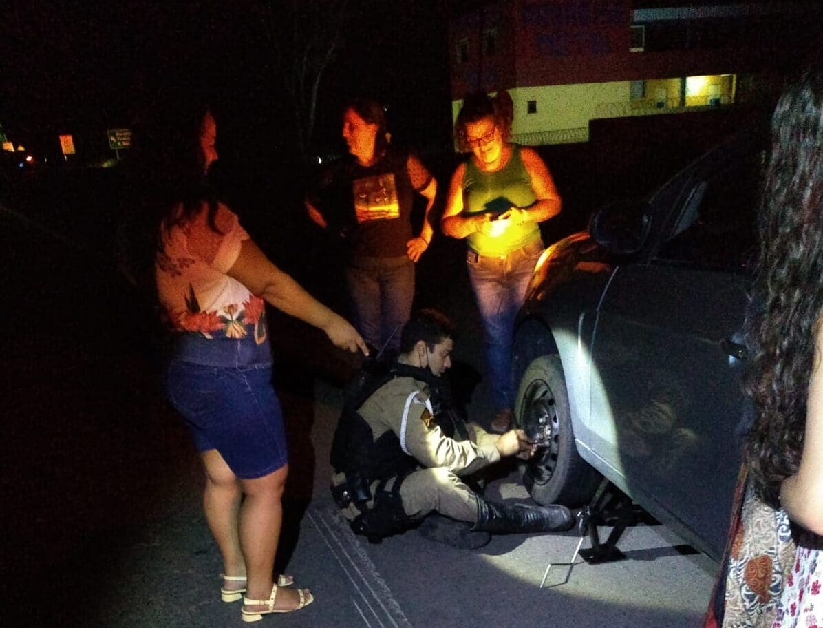 Polícia Militar Rodoviária age imediatamente diante de carro com pneu furado na BR-494