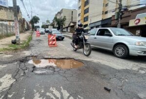 Motoristas relatam preju&iacute;zos ao ca&iacute;rem nos in&uacute;meros buracos das ruas de Divin&oacute;polis
