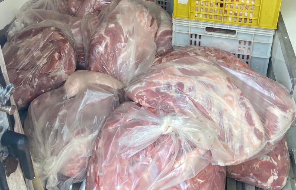 Polícia apreende mais de 1 tonelada de carne de porco sem inspeção sanitária na MG-050