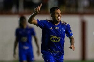 Daniel Jr vira destaque no Cruzeiro, mas pode viver mesma situa&ccedil;&atilde;o de Vitor Roque.