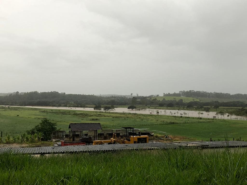 Após últimas chuvas, Rio Itapecerica já ‘escapa’ para várzea na altura do ’48’ – Vídeo