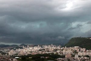 Tempestades no final de semana devem trazer al&iacute;vio ao calor