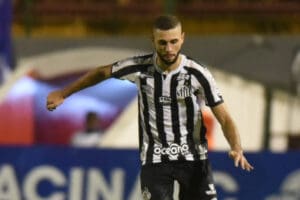 Com a sa&iacute;da de Maicon, Cruzeiro contrata zagueiro.