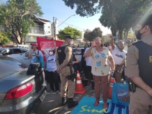 Professores protestam contra o governador