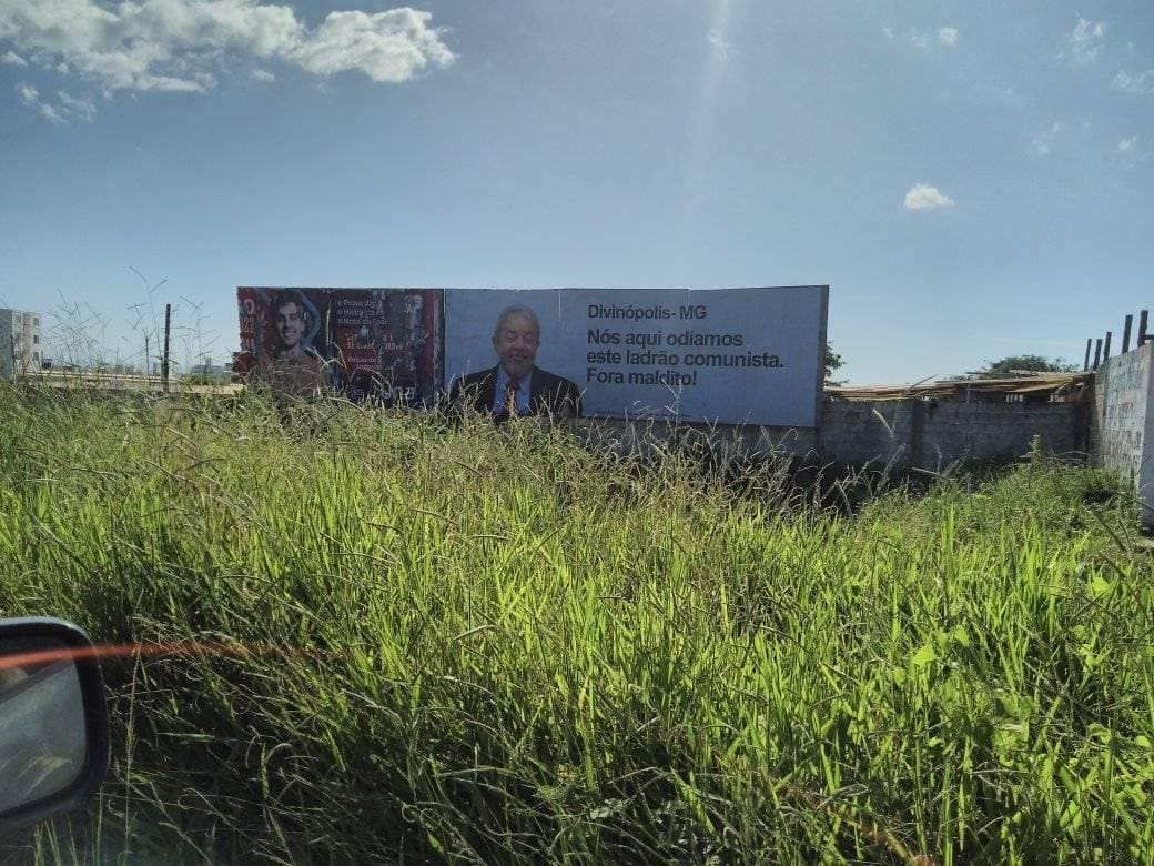 Outdoors contra e a favor de Lula são espalhados em Divinópolis