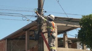 Ap&oacute;s v&aacute;rios acidentes, fios soltos come&ccedil;am a ser removidos em Divin&oacute;polis