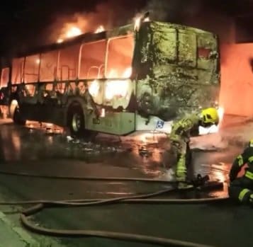 Homem joga querosene no corpo de motorista e incendeia ônibus em Venda Nova