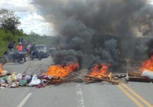 Policial &agrave; paisana atira em manifestante durante protesto por falta de &aacute;gua em Esmeraldas