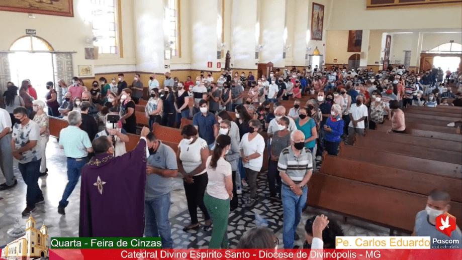 Quarta-feira de Cinzas mobiliza fiéis da Igreja Católica em toda a cidade