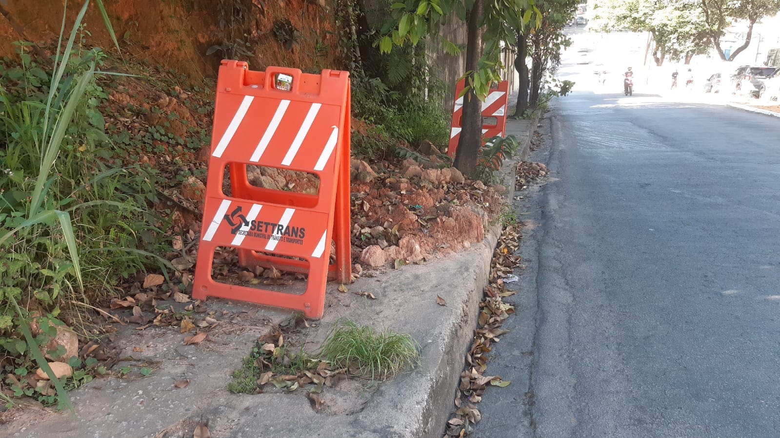 Queda de barreira coloca em risco os pedestres na avenida JK