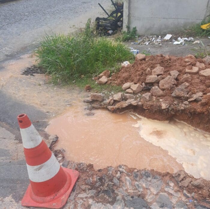 Copasa deixa obra inacabada jorrando água no Porto Velho, denunciam moradores; veja vídeo