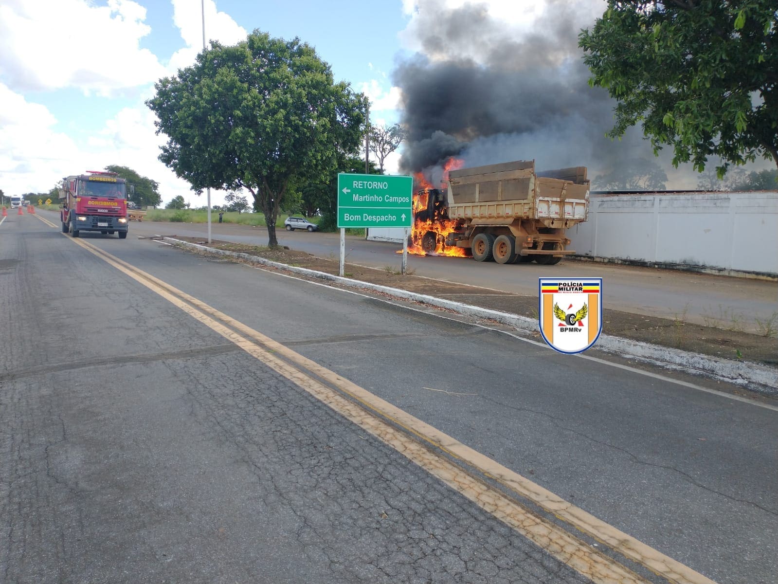 Caminhão pega fogo em frente ao posto policial de Bom Despacho