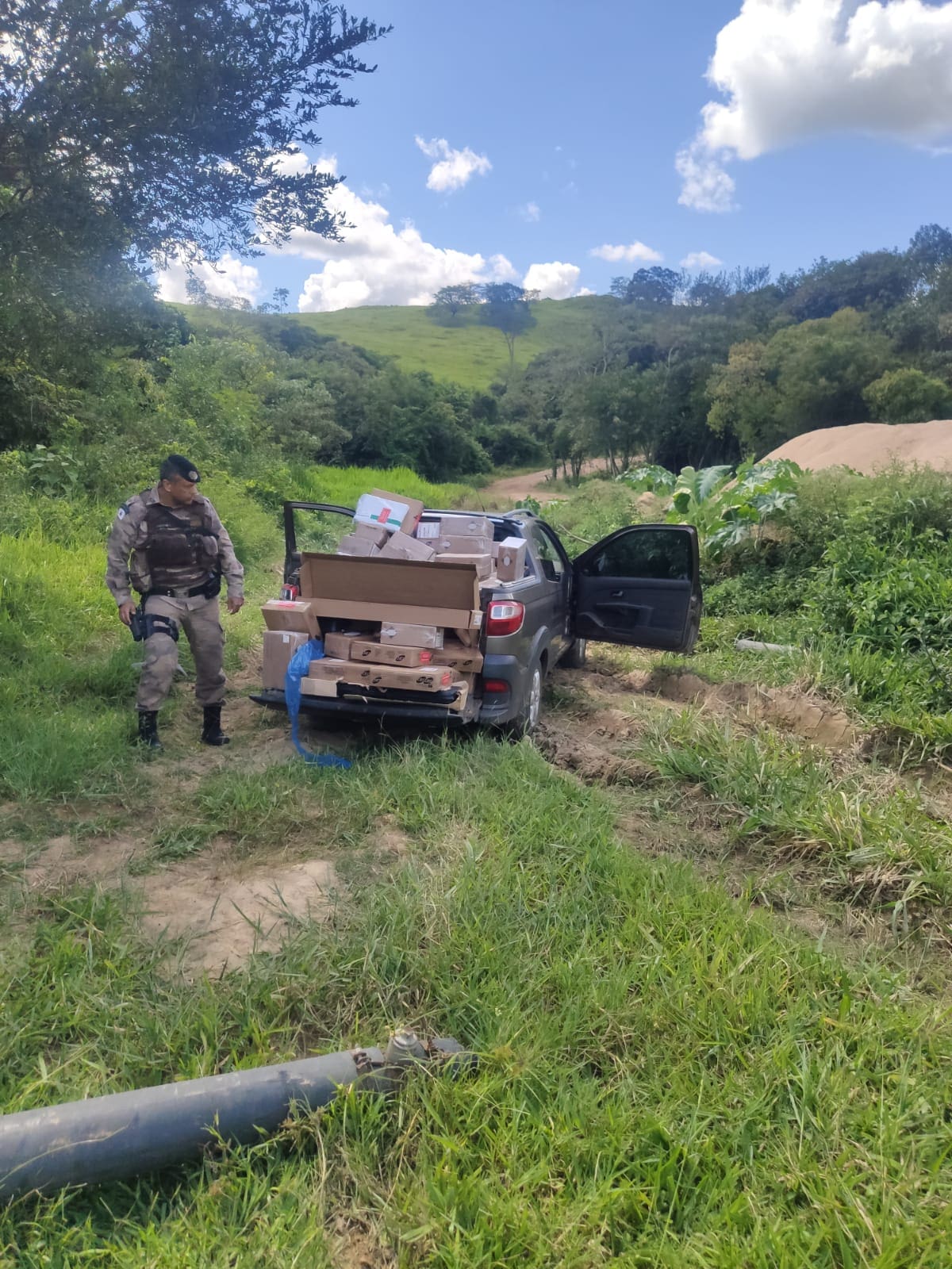 Caminhão carregado de armas é assaltado e parte do armamento roubado é encontrado na região de Claudio
