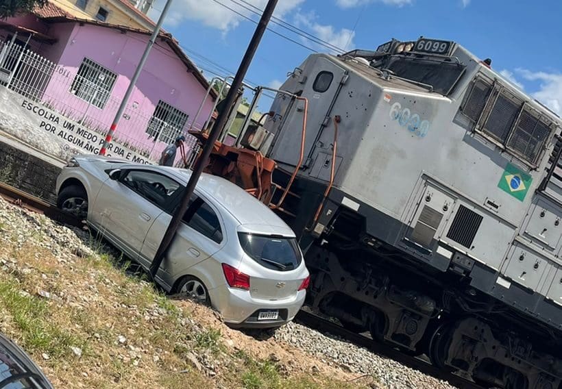 Vídeo: carro com idosas é arrastado por locomotiva em Itaúna