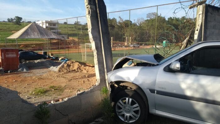 Motorista perde o controle e carro destrói muro de condomínio em Divinópolis