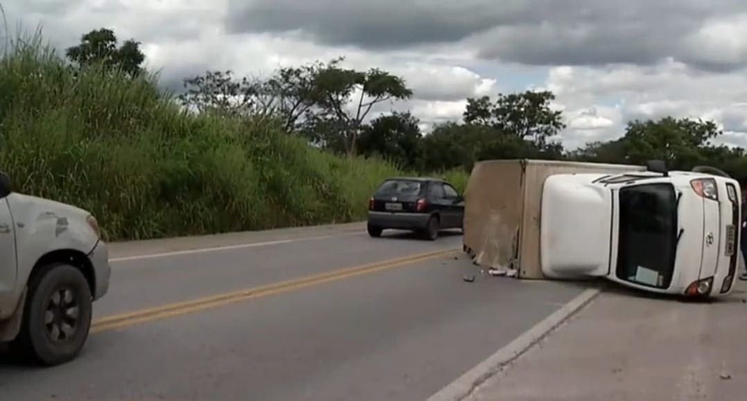 Caminhão tomba e atinge carro na BR-494 em Divinópolis