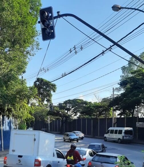 Vândalos danificam semáforo no bairro Interlagos