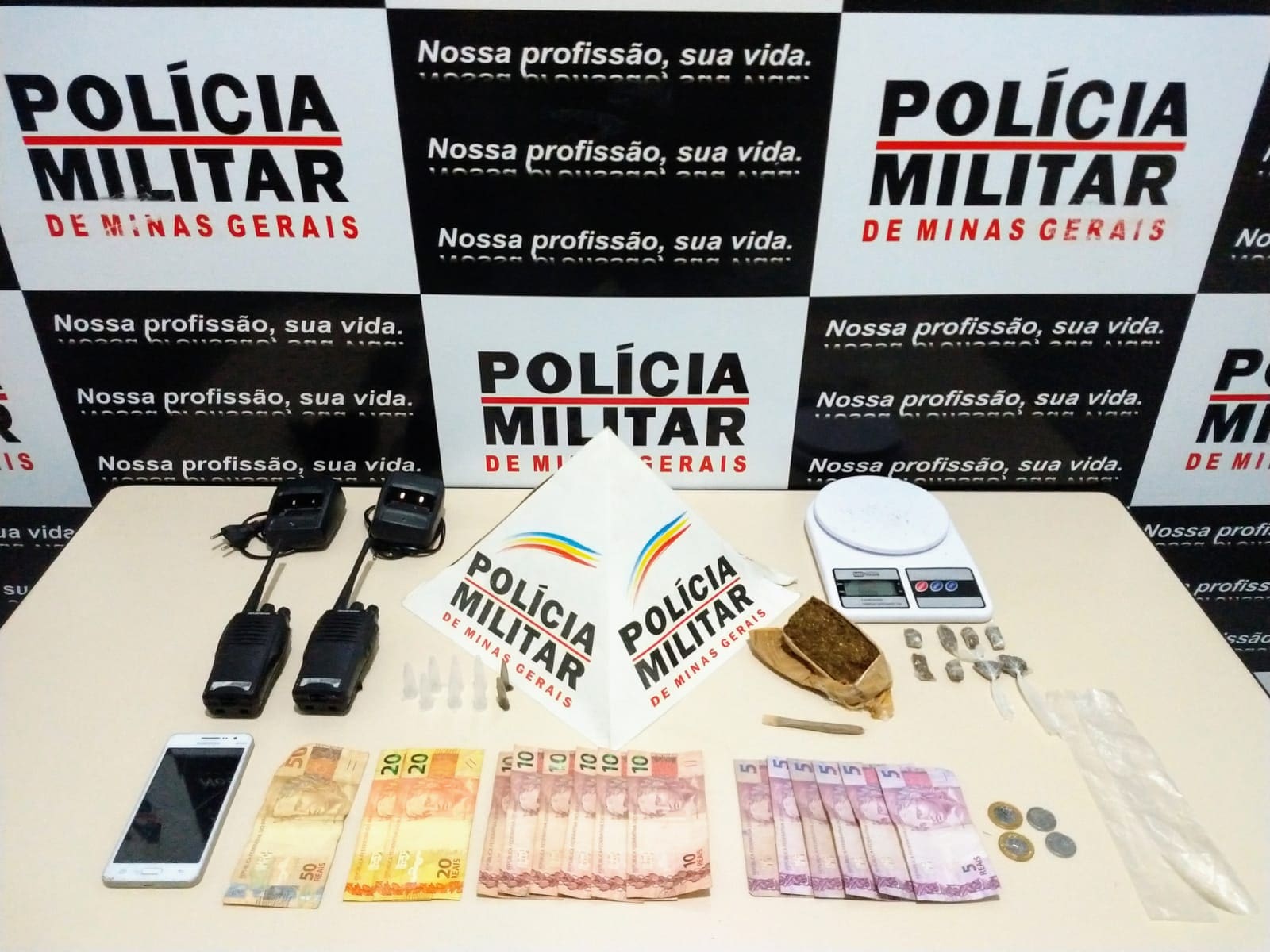 Menor envolvido com o tr&aacute;fico de drogas &eacute; apreendido pela PM