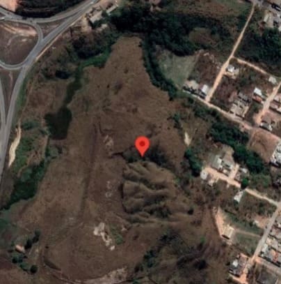 Corpo de Bombeiros combate incêndio em vegetação no Icaraí em Divinópolis