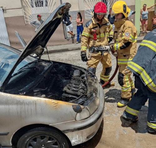 Vídeo: Carro pega fogo no bairro São José em Divinópolis