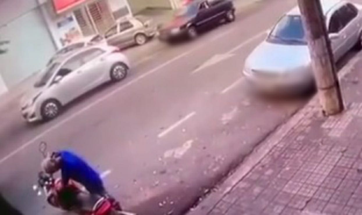 Ladrão furta moto na área central de Divinópolis; veja fotos