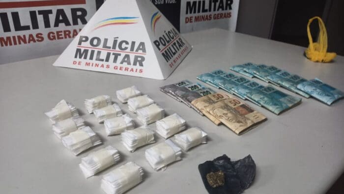 Mulher de 57 anos é presa com 150 papelotes de cocaína e mais de R$15 mil