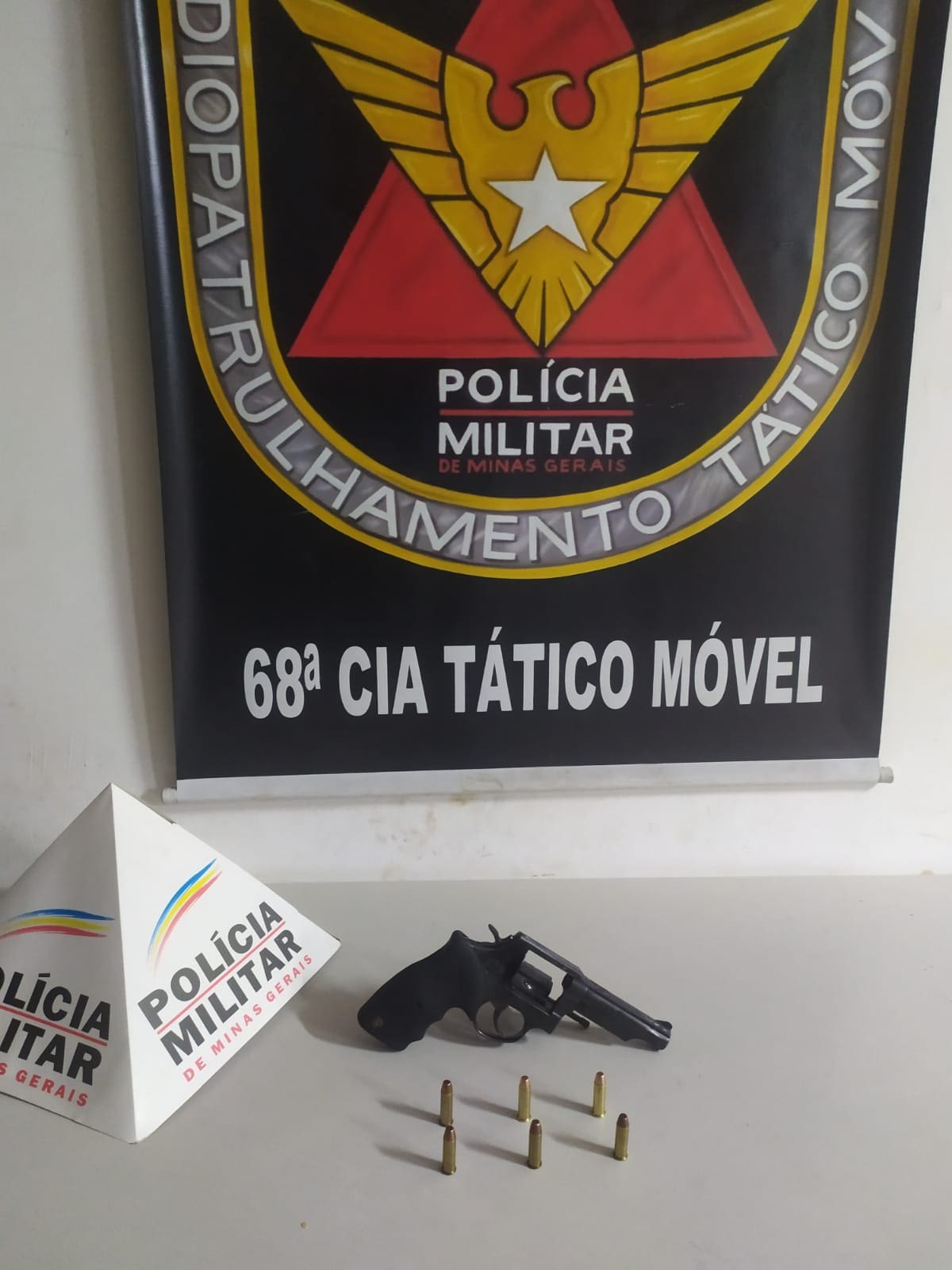 Após denúncia, militares encontram arma e munições em sítio