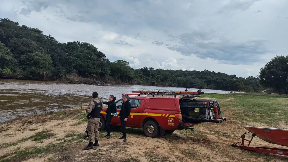 Bombeiros buscam por jovem que se afogou no Rio Pará