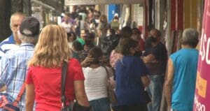 Uso de m&aacute;scaras &eacute; liberado mesmo a cidade n&atilde;o atingindo a cobertura necess&aacute;ria
