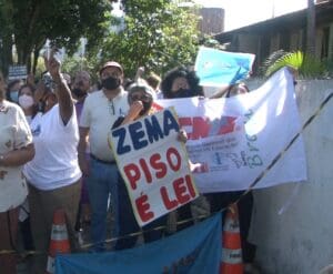 Servidores estaduais cobram recomposi&ccedil;&atilde;o salarial durante visita de Romeu Zema