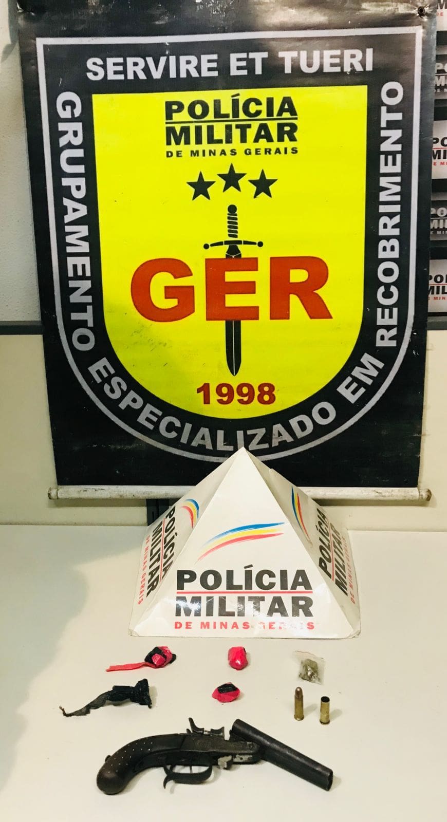 Polícia Militar prende acusado por tráfico de drogas e posse ilegal de arma de fogo