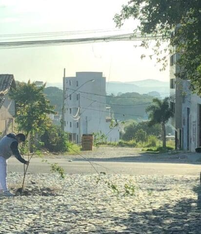 Homem coloca galhos de árvore em buraco da Rua de desvio de obras do Parque de Exposições, e faz alerta aos motoristas