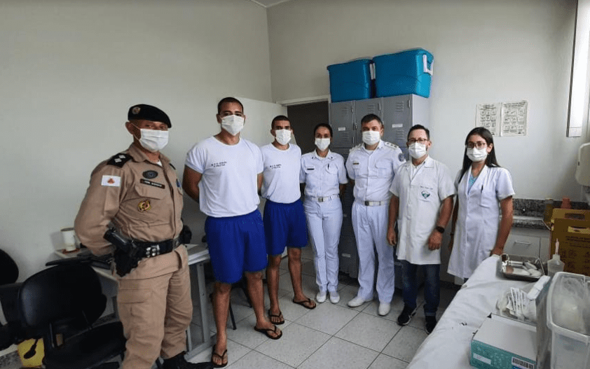 Secretaria de Saúde vacina alunos do Colégio Tiradentes da PM contra Covid-19