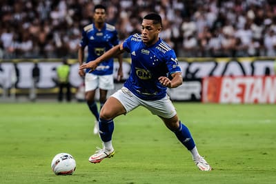 Torcida do Cruzeiro pede explicação do “caso” Vitor Roque.