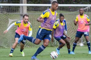 Com a sa&iacute;da de Vitor Roque, como fica o ataque do Cruzeiro?
