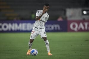 No &uacute;ltimo dia das transfer&ecirc;ncias, Atl&eacute;tico negocia Vitor Mendes e Tch&ecirc; Tch&ecirc;.