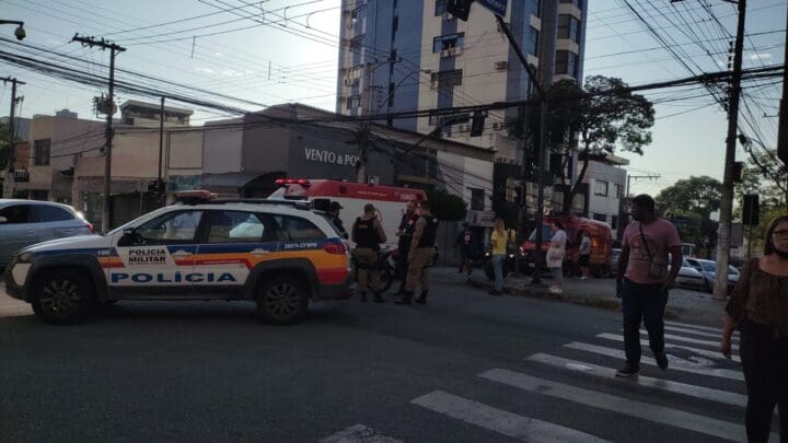 Uma mulher de 25 anos bateu na viatura do SAMU
