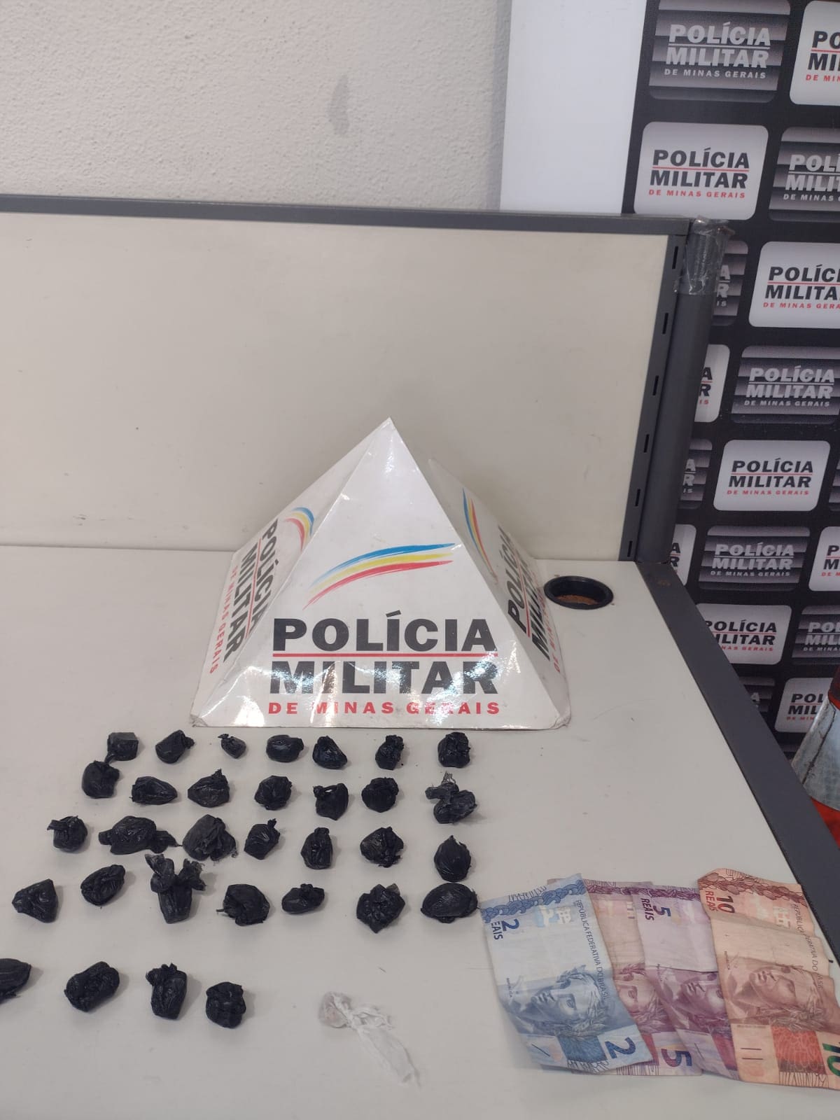 PM apreende drogas no Maria Helena