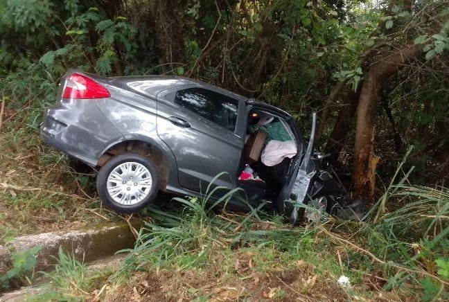 Mulher perde direção e cai em ribanceira na MG 050 em Divinópolis