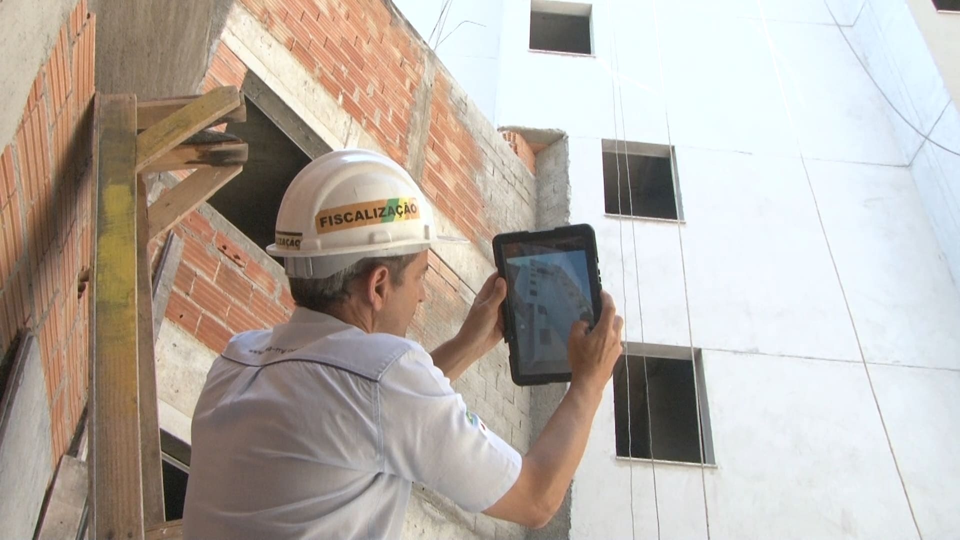 Falta de respons&aacute;vel t&eacute;cnico est&aacute; entre as irregularidades encontradas em obras de Divin&oacute;polis