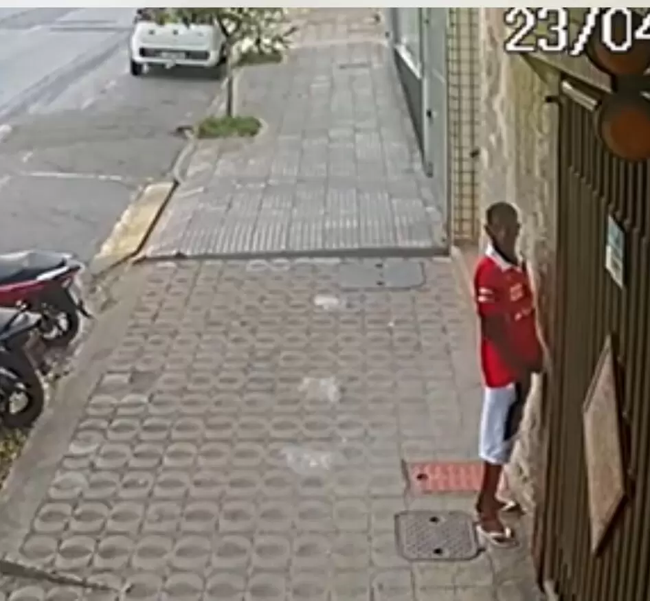 Vídeo: mijão furta moto no Centro de Divinópolis