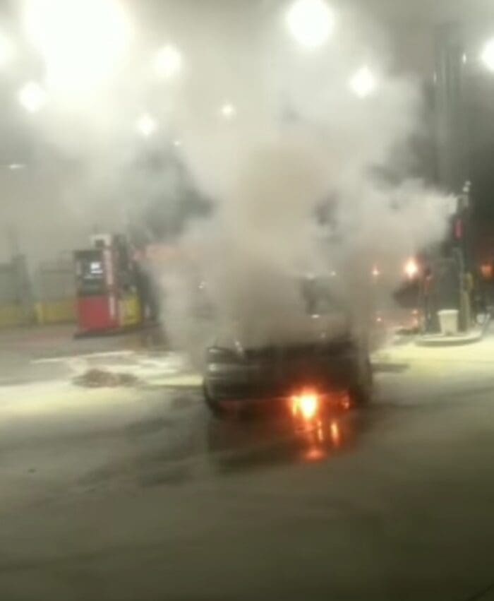 Itaúna: Carro pega fogo em Posto de Combustíveis
