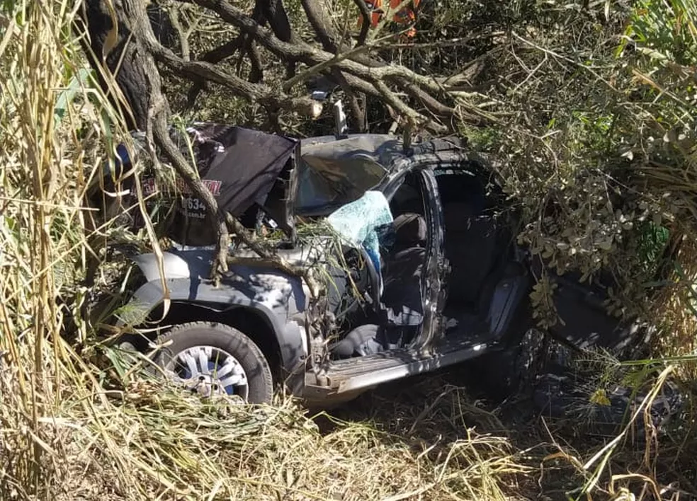 Idosa morre e homem fica ferido após carro capotar, na BR-262 em Nova Serrana
