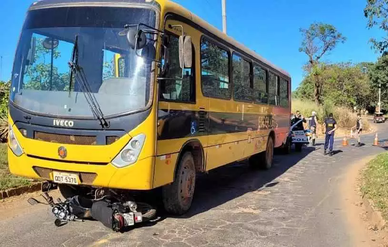 Motociclista morre após batida com ônibus da Prefeitura de Pompéu na MG-164