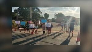 Ap&oacute;s acidente, moradores protestam pedindo instala&ccedil;&atilde;o de passarela na MG-050